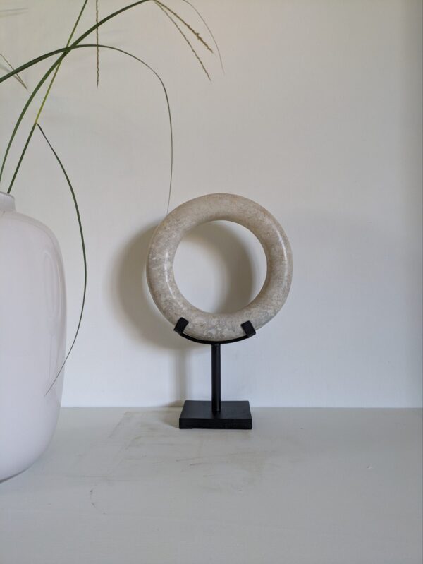 Beige ring op statief - Afbeelding 2