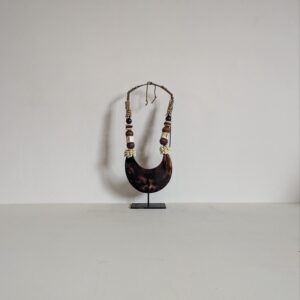 Ketting met grote bruine schelp