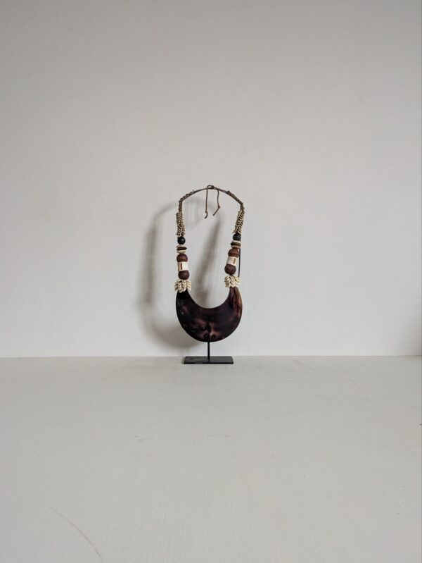 Ketting met grote bruine schelp