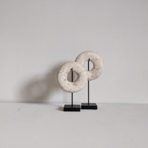Stenen ring op statief