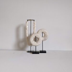 Stenen ring op statief