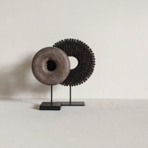 Stenen ring op statief