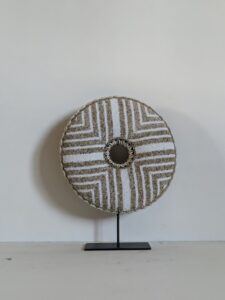 Bolle kralenketting op statief