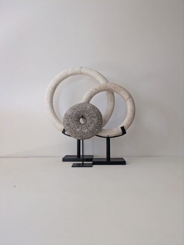 Beige ring op statief - Afbeelding 2