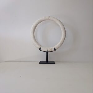 Beige ring op statief