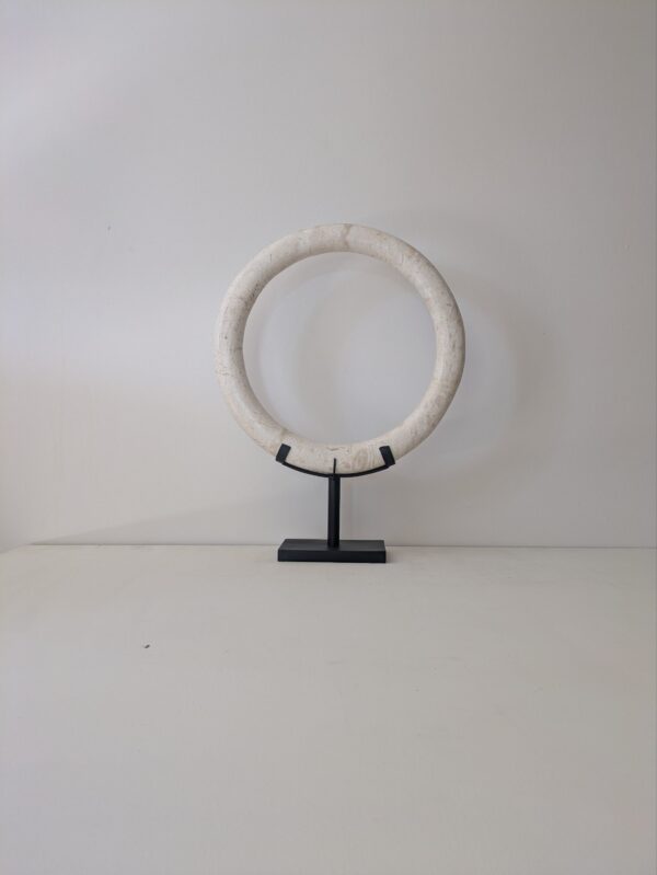 Beige ring op statief