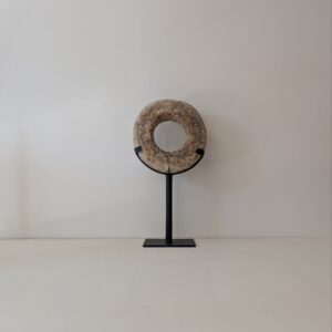 Oude zandkleurige ring