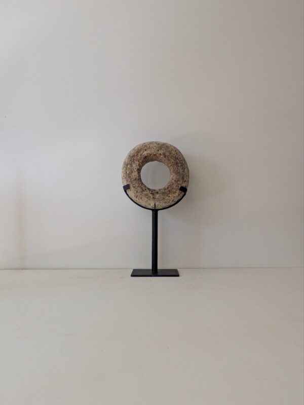 Oude zandkleurige ring