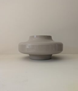 Julius vase slim, Beige kleurige vaas, witte vaas, vaas met draai, vaas met kronkel