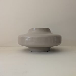 Julius vase slim, Beige kleurige vaas, witte vaas, vaas met draai, vaas met kronkel