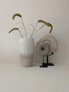 Sepp vase slim L, Sepp vaas, Bruin kleurige vaas, beige vaas, witte vaas met beige.