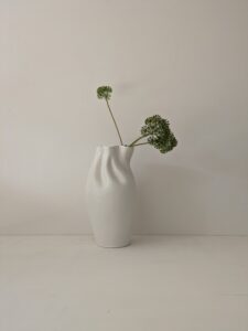 Julius vase slim, Beige kleurige vaas, witte vaas, vaas met draai, vaas met kronkel
