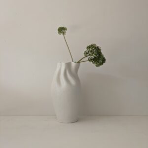 Julius vase slim, Beige kleurige vaas, witte vaas, vaas met draai, vaas met kronkel