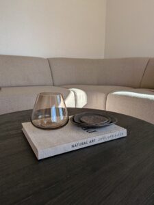 Artic vaas medium, Artic vaas, Glazen vaas, Glazen vaas ivory, Ivory vaas, Beige kleurige vaas, Glazen vaas, Glazen bloemenvaas. Taupe kleurige glazen kaarshouders, Kaarshouder bruin
